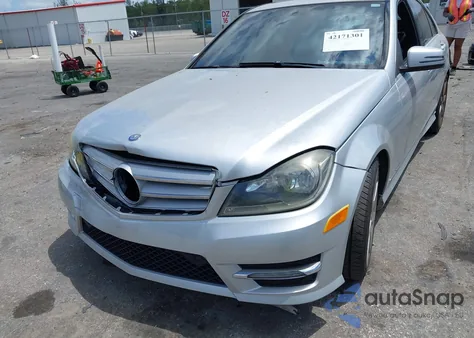 2013 Mercedes-Benz C 250 Luxury/Sport z USA, uszkodzony, nr VIN WDDGF4HB4DR289787